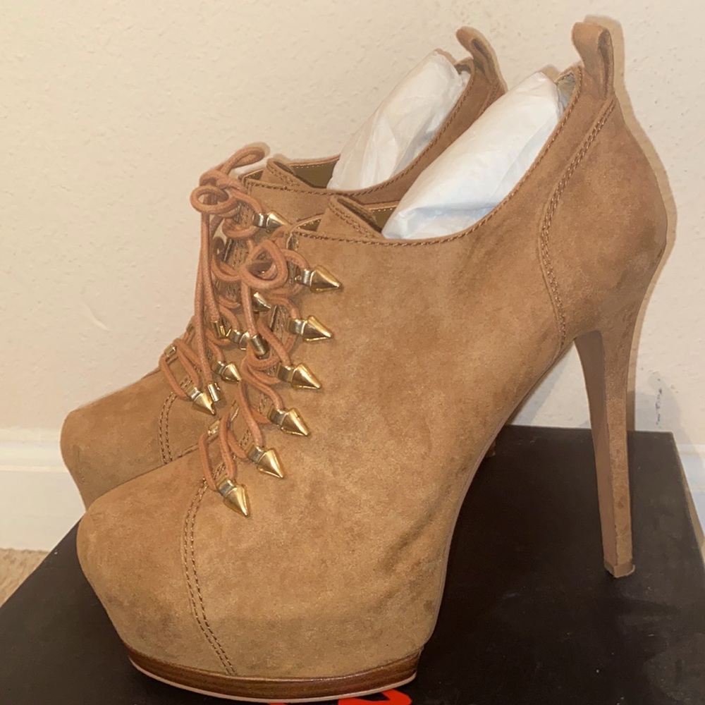 Size 8. Timberland boot inspired heel,heel is 6inches. Suede nubuck material.